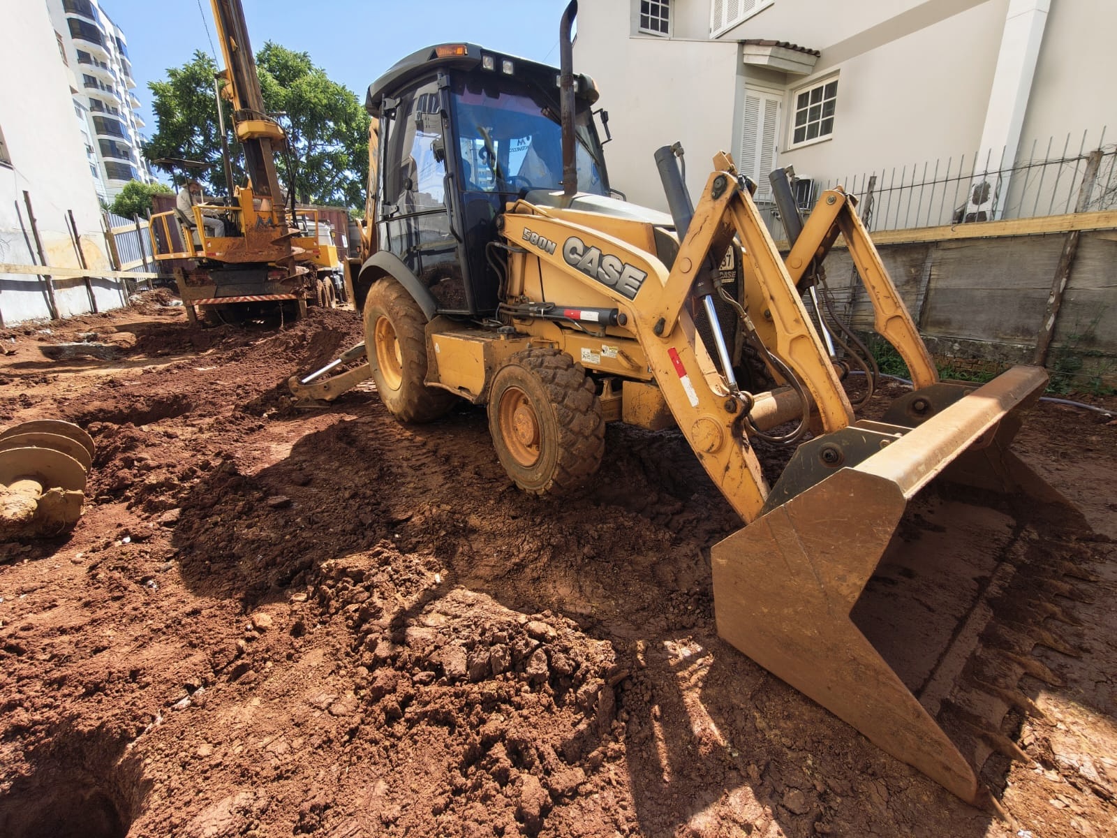 RETROESCAVADEIRA CASE 580N 2016